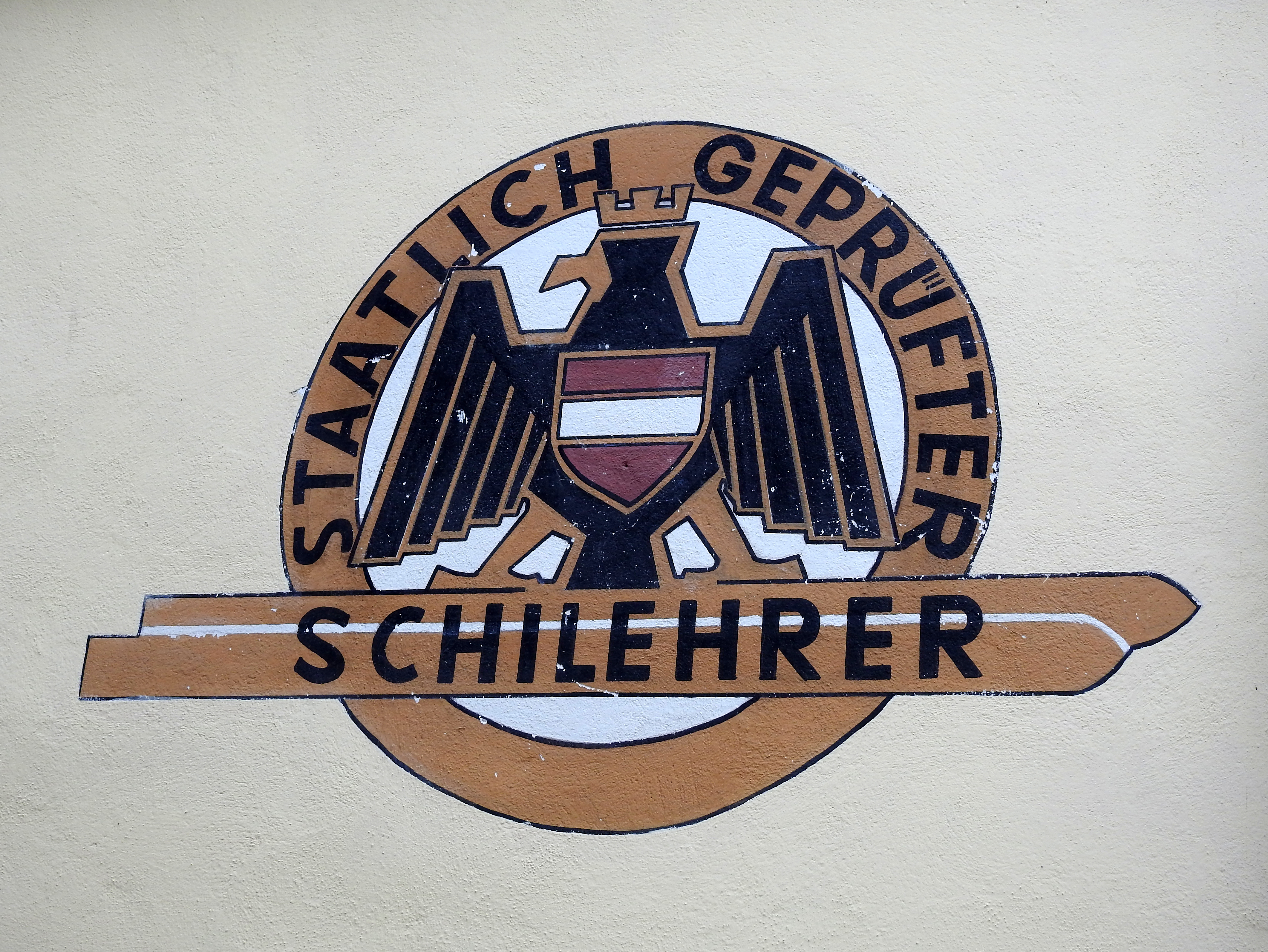 Staatlich geprüfter Skilehrer, hier mit SCH geschrieben