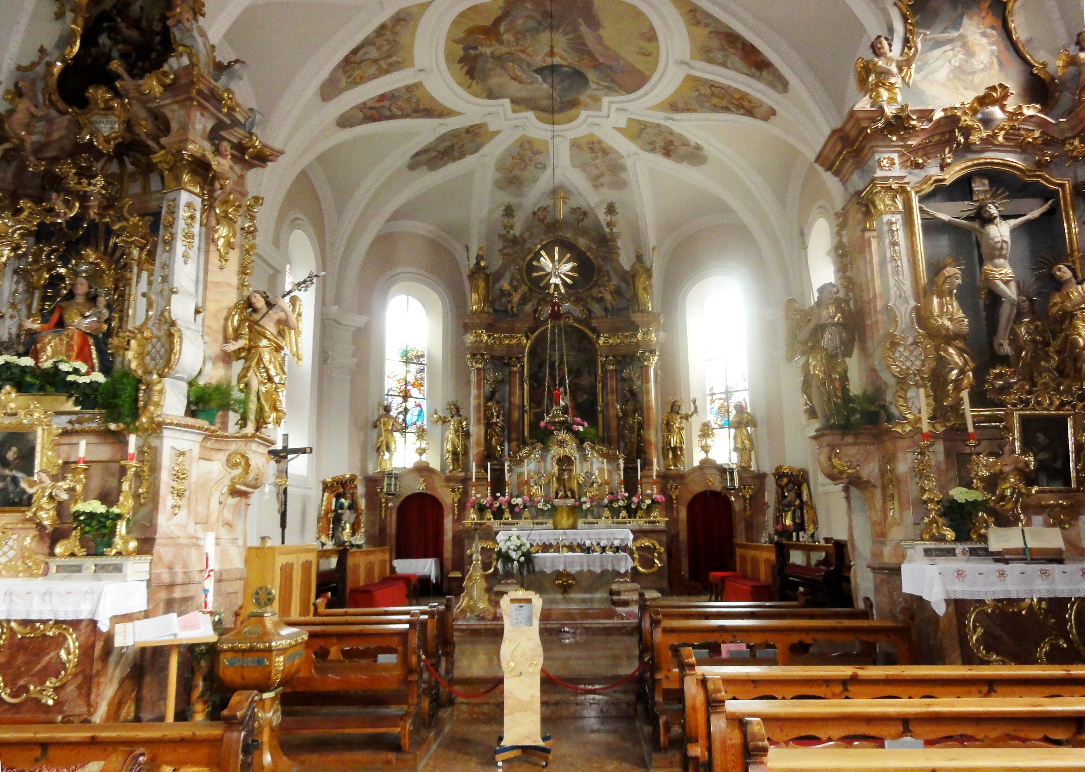 Pfarrkirche Alpbach mit den Deckenfresken von Christoph Anton Mayr.