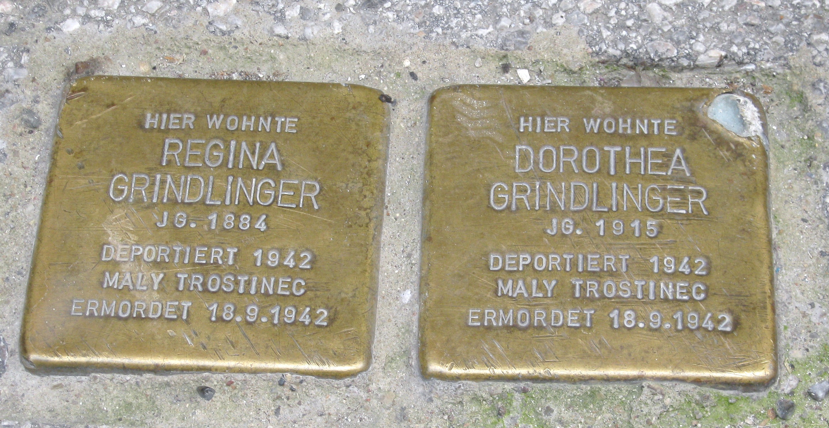 Stolperstein für Regina Grindlinger (* 1884, † 1942) und ihre Tochter Dorothea Grindlinger (* 1915, † 1942) an der Ecke Waagplatz Nr. 17 Ecke Judengasse