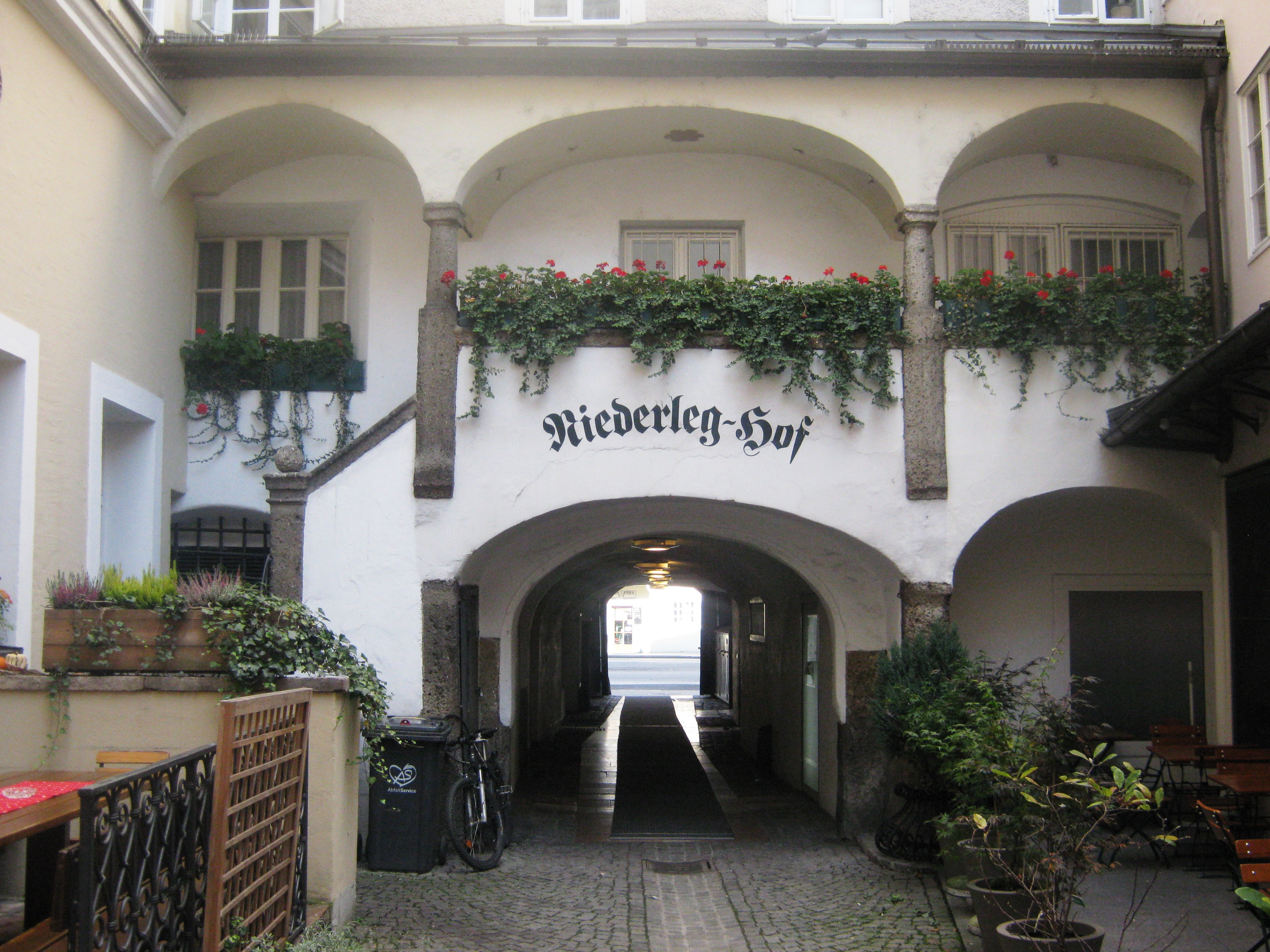 Der Niederleg-Hof von der Getreidegasse aus gesehen