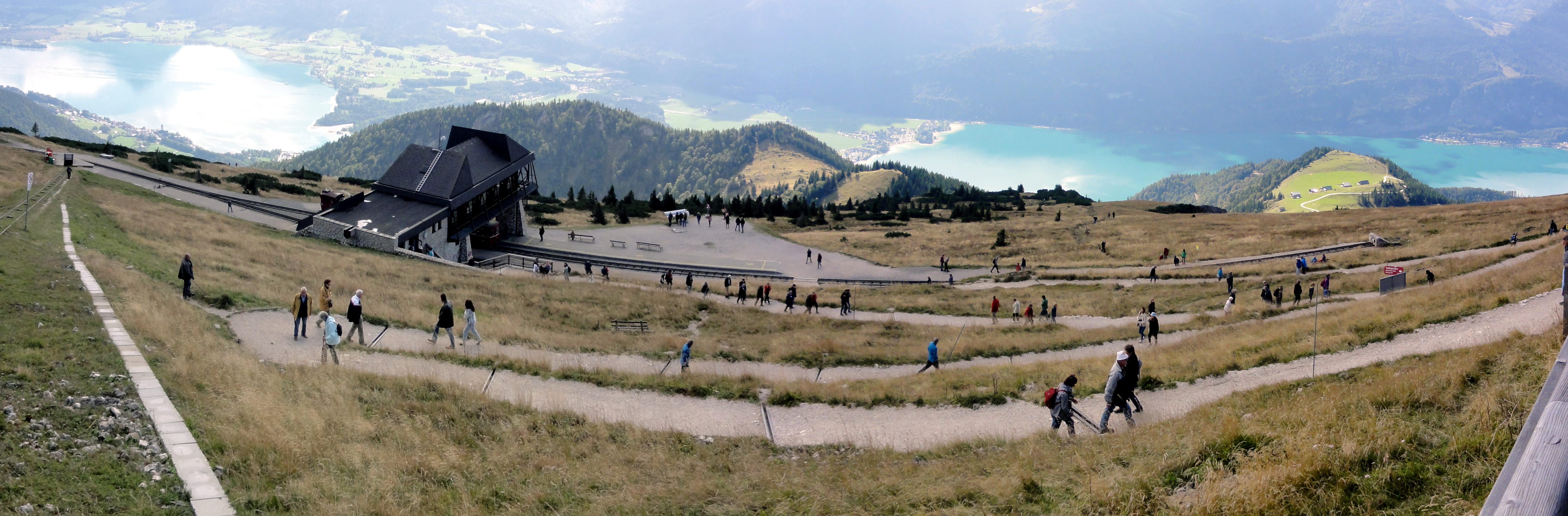 der Weg vom Bergbahnhof zum Berghotel Schafbergspitze