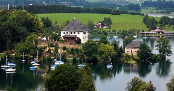 Mattsee: Blick auf Schloss Mattsee, rechts dahinter das Strandbad, ganz im Hintergrund rechts der Obertrumer See