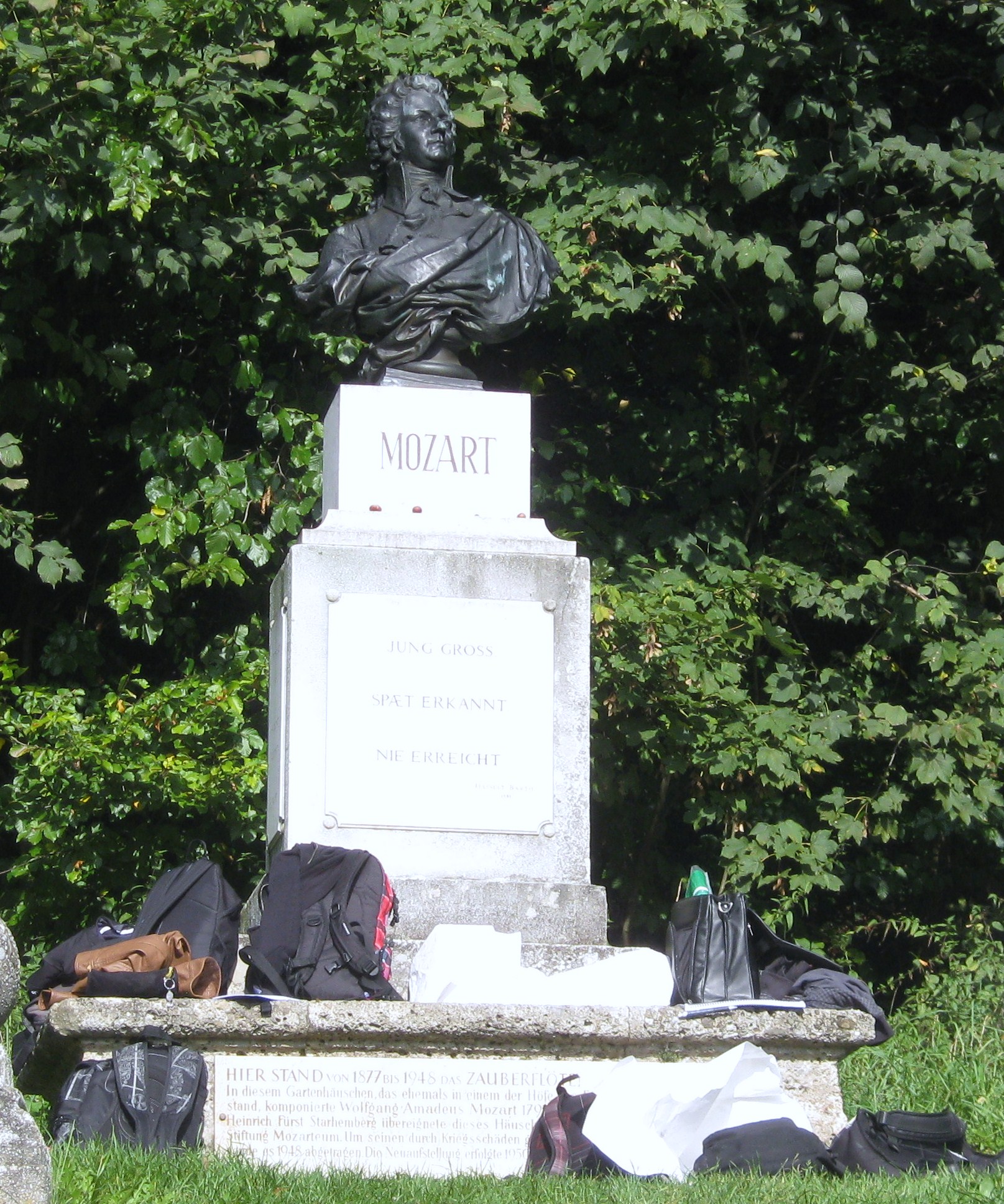 Das Denkmal für Wolfgang Amadeus Mozart am Kapuzinerberg; in einer Großaufnahme