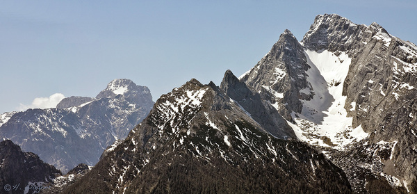Großer Hundstod (links im Hintergrund) und Hochkalterstock zählen zu den Hauptgipfeln des Steinernen Meers in den Berchtesgadener Alpen.]]