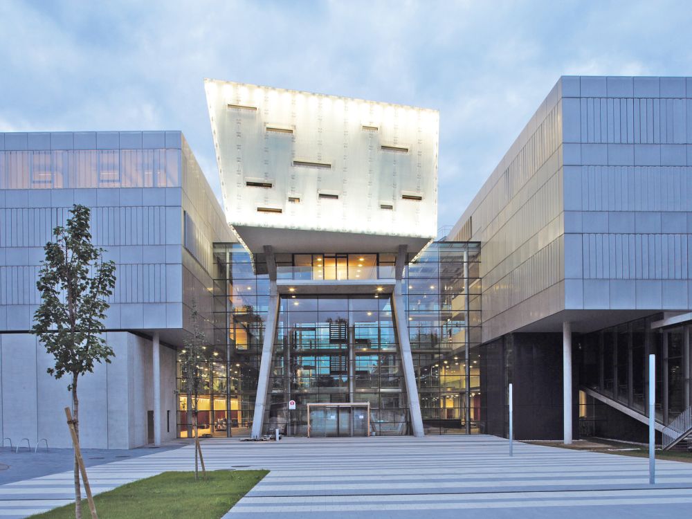 Blick von der Meierei des Schlosses Urstein zur Fachhochschule