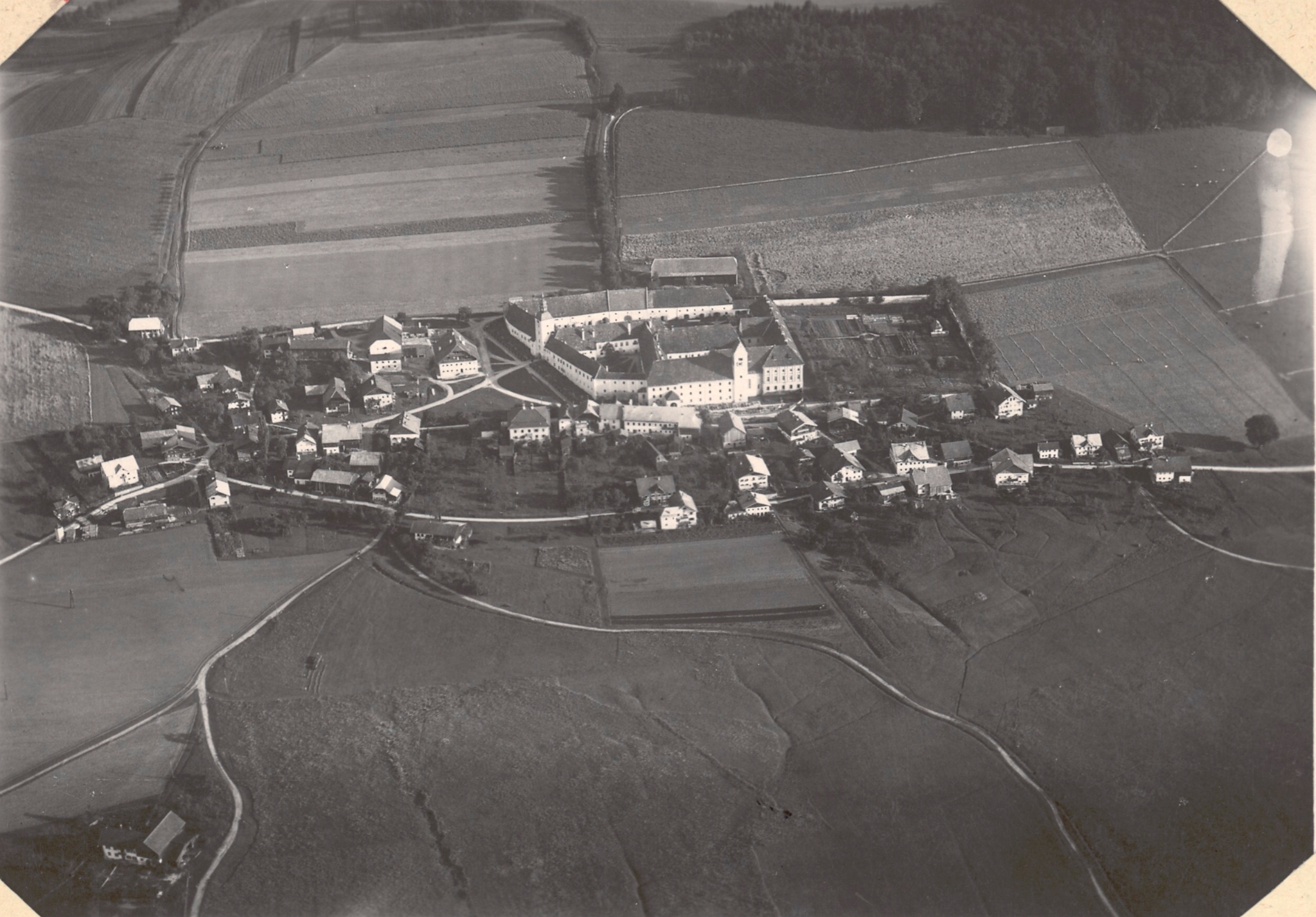 Michaelbeuern mit der Benediktinerabtei. Aufnahme aus den 1930er-Jahren.