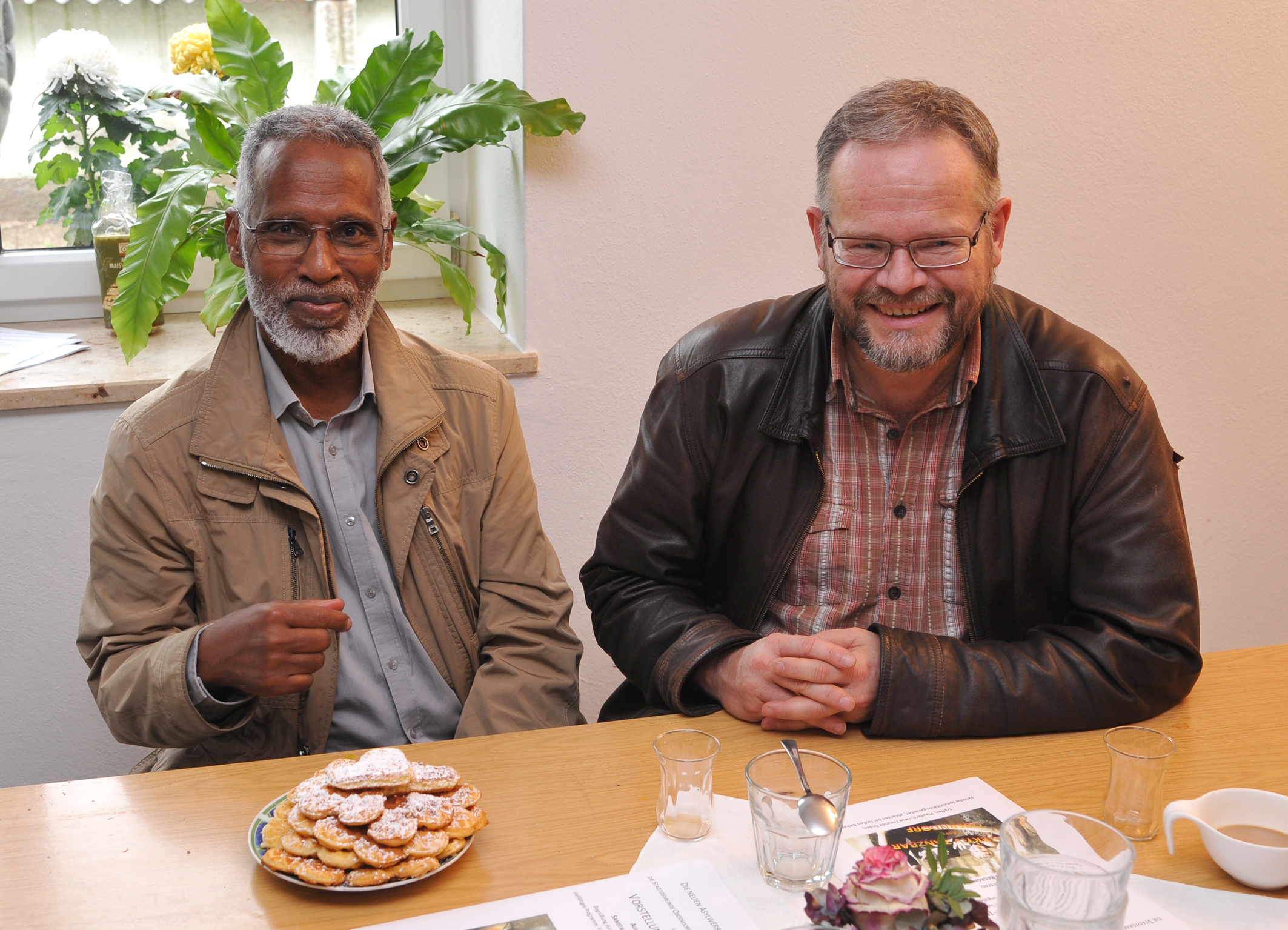 Integrationscafé in Oberndorf bei Salzburg am 7. November 2015, rechts Tilmann Schaible