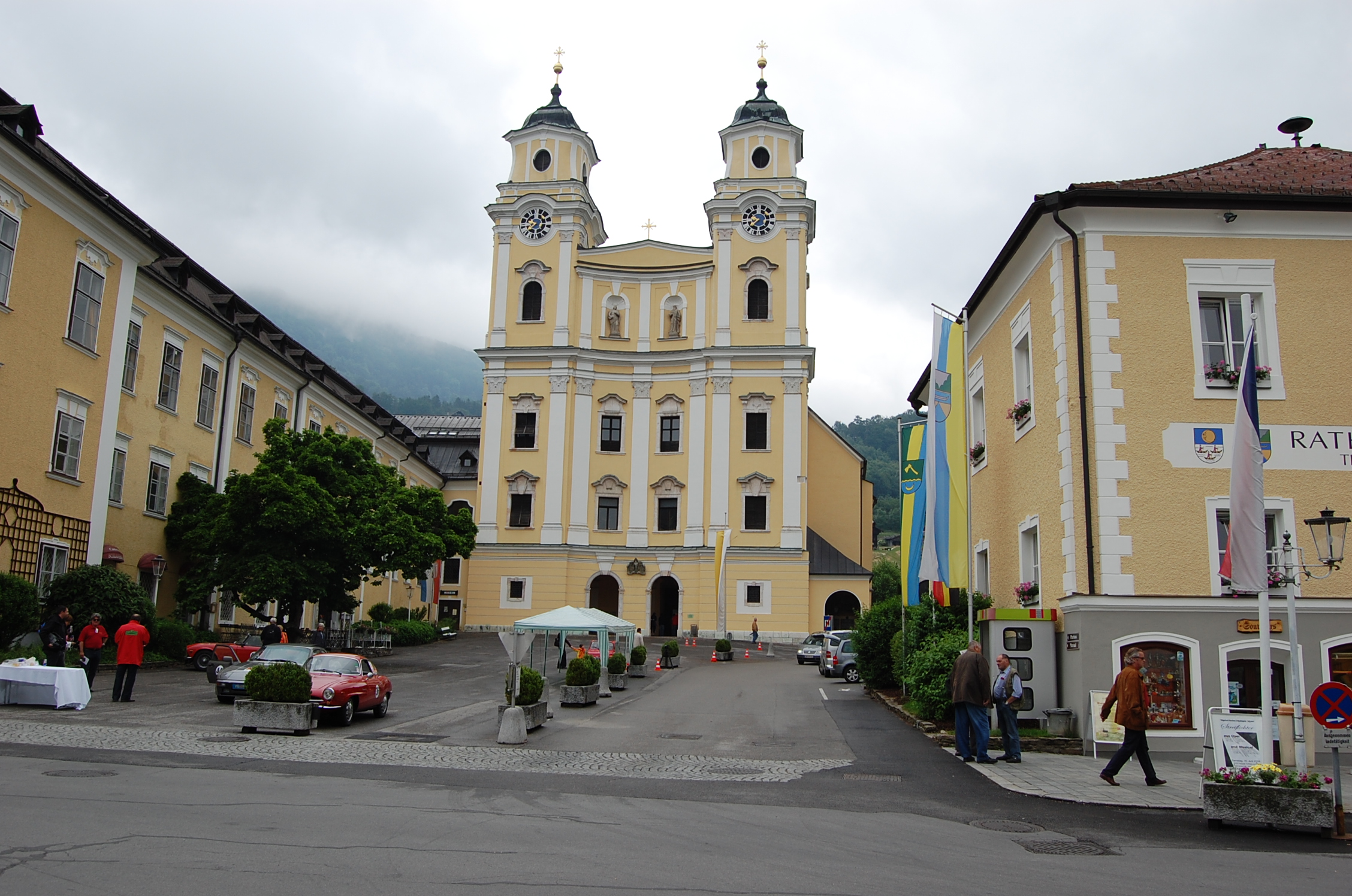 Kirche mit Vorplatz