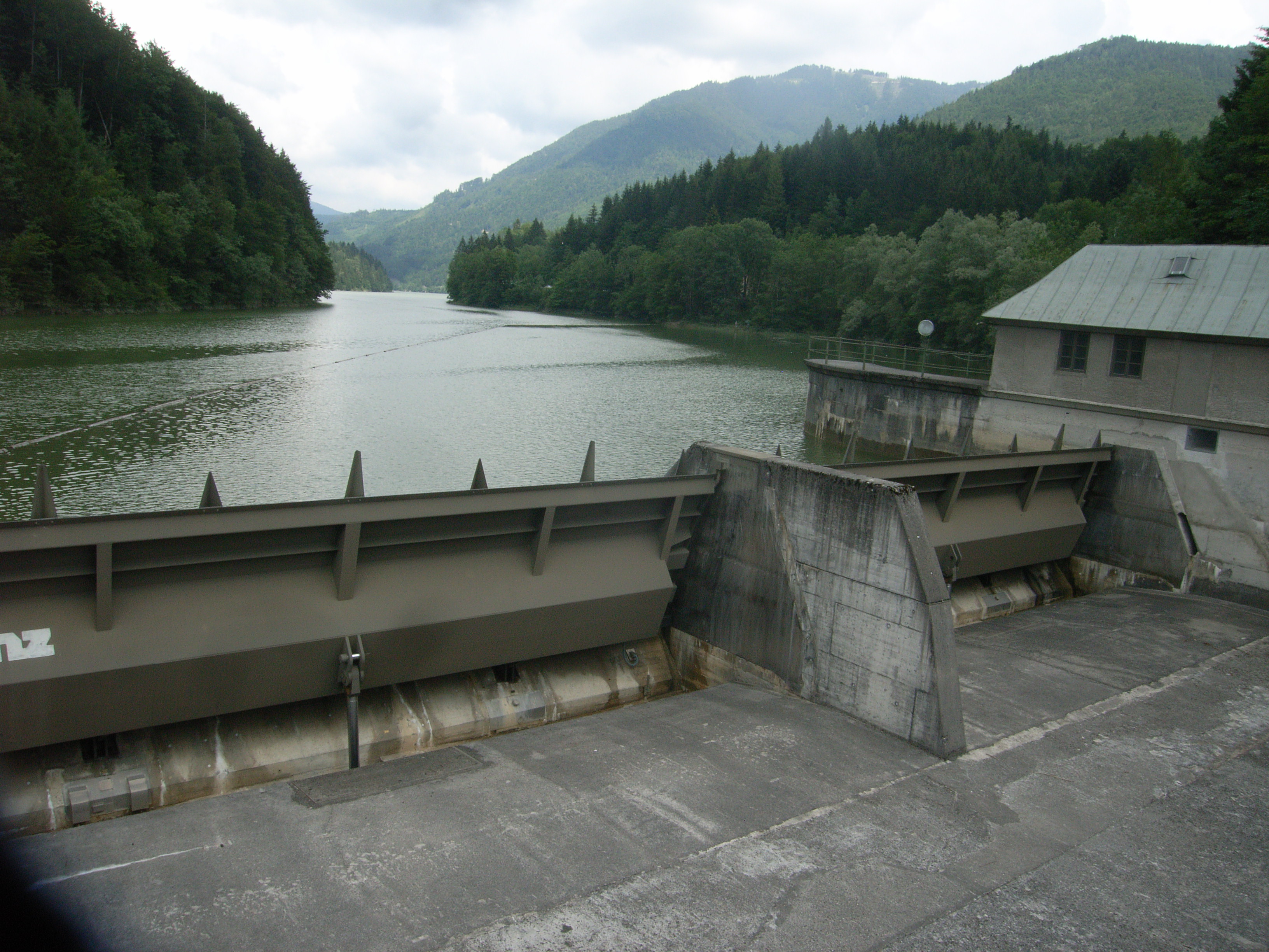 Staumauer mit Schleusenanlage und Seeblick