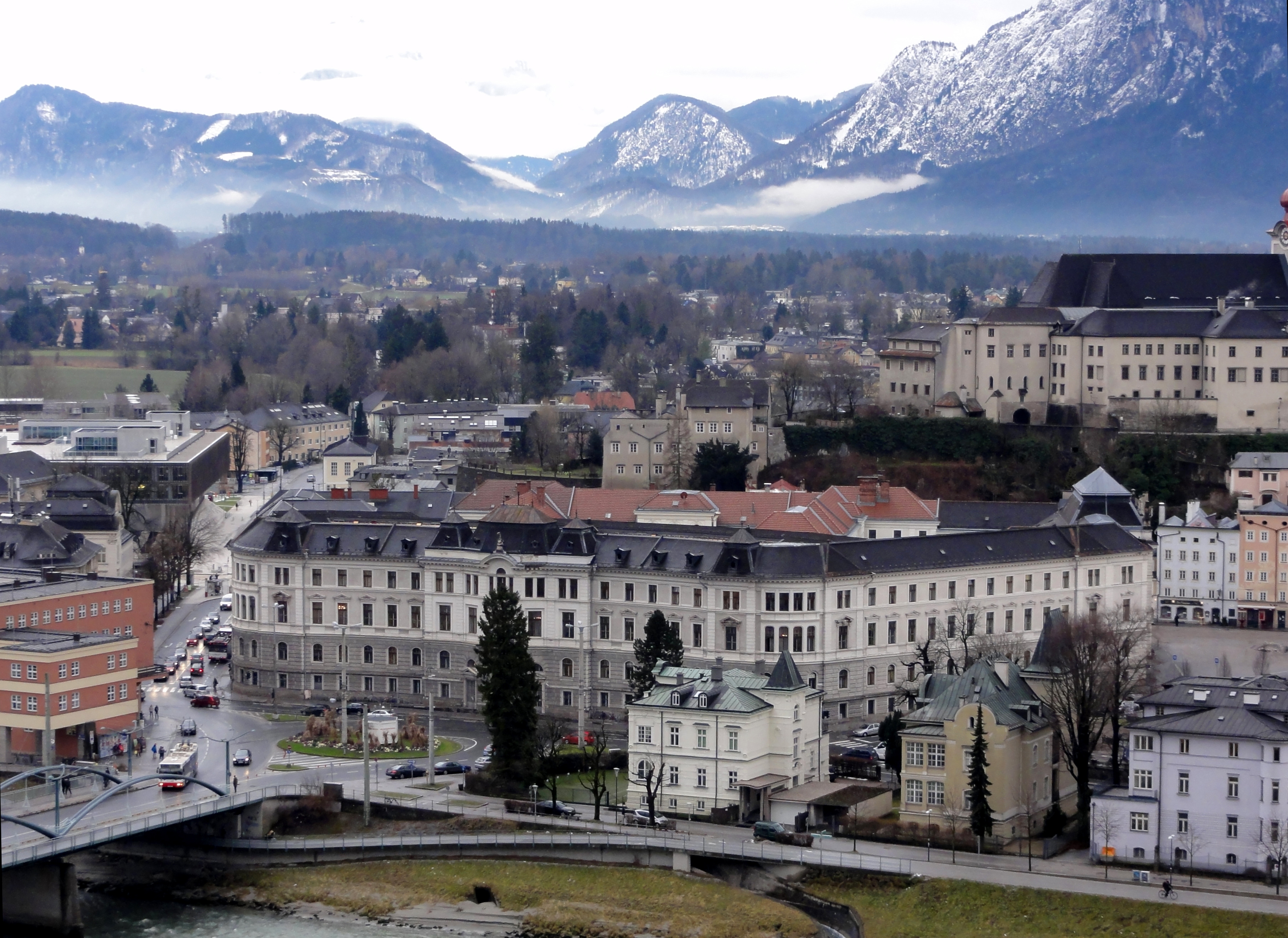 Salzburger Landesgerichtsgebäude oder Justizgebäude, Ansicht vom Kapuzinerberg