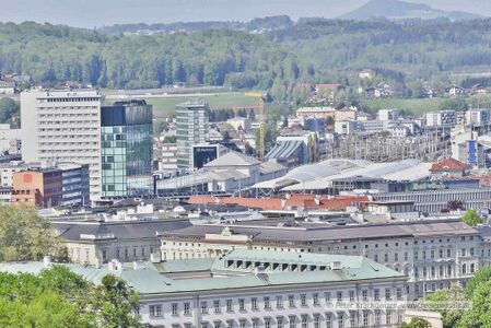 Salzburger "Manhattan-Skyline": Die Hochhaus-Welt in der Elisabeth-Vorstadt, von links: das Hotel Europa, das Gebäude "Perron Salzburg" mit dem neuen "arte Hotel Salzburg", rechts anschließend der Salzburg Hauptbahnhof, darüber das H+ Hotel und darüber das Verwaltungsgebäude der Österreichischen Gesundheitskasse; im unteren Bildteil die beiden Faberhäuser (weiß mit dunklen Dächern) und ganz unten Schloss Mirabell. Rechts in der Bildmitte das WIFI-Gebäude der Wirtschaftskammer.