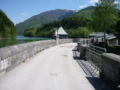 Kraftwerk Wiestal der Stadt Salzburg im Hinterwiestal (Straße über die Staumauer)