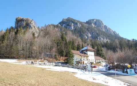 Ansitz Wartenfels mit Schober, links die Ruine Wartenfels