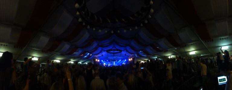 Hochstimmung im Festzelt beim Auftritt von Nik P. am 25.7.2014 in Thalgau