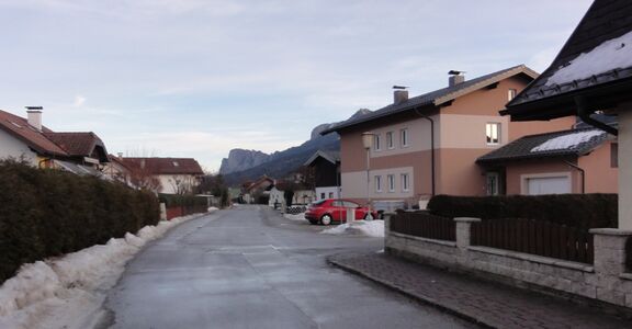 Ferdinand Zuckerstätter-Straße, östlicher Teil, noch im Ortsgebiet