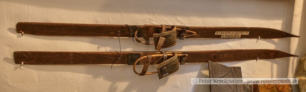Das mit hoher Wahrscheinlichkeit originale Paar Ski, das Wilhelm Ritter von Arlt 1886 aus Schweden mitgebracht hatte und damit u. a. auch vom Hohen Sonnblick abgefahren war.