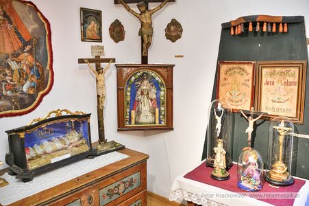 Verschiedene religiöse Gegenstände, u. a. links ein Fatschenkindl.