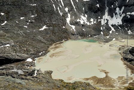 Sommer 2014: Der Sandersee am südöstlichen Ende der Pasterze unterhalb der Kaiser-Franz-Josefs-Höhe in Kärnten. Hier in seiner langjährigen, ursprünglichen Größe, links der Abfluss hinunter zum Speicher Margaritze.