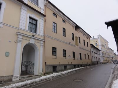 Schallhammer Bräuhaus von 1668-1804, Schaidinger Bräuhaus bis 1860. Durch das erhöht angebrachte Tor im rechten Gebäude wurde das Malzgetreide in das Lager befördert.