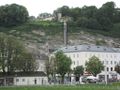 Blick auf Gebäude am Rande den Hanuschplatzses von der gegenüberliegenden Salzachseite. Im Hintergrund ist der Mönchsbergaufzug zu erkennen. Juli 2007
