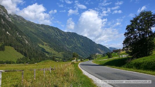 In Bucheben. Hier der Blick am Ende der Rauriser Landesstraße nach Norden, in der Bildmitte der Kirchbichl Bucheben.