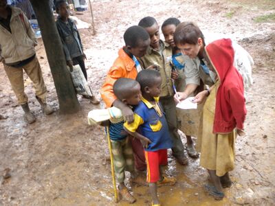 Straßenmalerei; Szene aus Kubito, Illustration vom Engagement von Veronika Pernthaner für Hilfsprojekte in Äthiopien