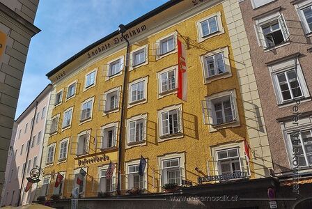Die Fassade des Altstadthotels Kasererbräu an der Kaigasse im Kaiviertel.