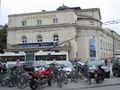 tagsüber Verkehrs umtostes Salzburger Landestheater