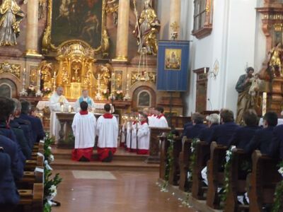 aus Tradition bilden die Schützen beim Skapulierfestgottesdienst am Mittelgang ein Spalier