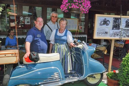 von links Ernst Kronreif, Edi und Inge Kranawetvogl vor einem Mirabell-Roller von KTM.