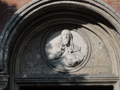 Skulptur beim Eingang zur Christuskirche