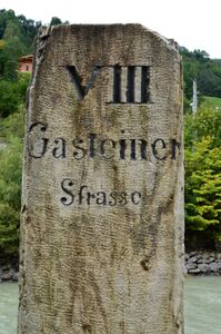 Die nach Süden gewandte Seite des Lender Meilensteines