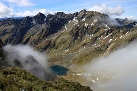 Der Hundstein (links) über dem Lignitzsee