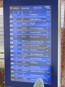 Zuganzeige in der erneuerten Bahnhofshalle