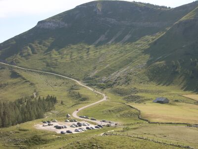 Blick zum Gletscherschliffparkplatz am Hintertrattberg