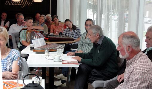 Lesung von Othmar Eiterer aus seinem Buch "Die Register des Orgelspielers", Erinnerungen an seinen Vater Paul Eiterer am 19.6.2015 im Restaurant Calouba in Thalgau in einer Veranstaltung des Thalgauer Seniorenbundes.