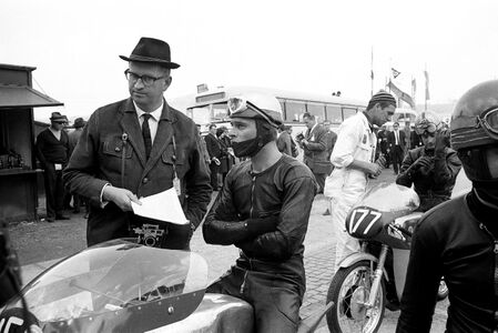 Motorfachjournalist Helmut Krackowizer (links) am Start mit Manfred Magnus beim 1. Mai Rennen 1965.