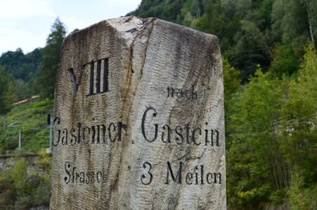 Die Südseite (links) und die nach Osten (rechts) gerichtete Seite des Lender Meilensteines