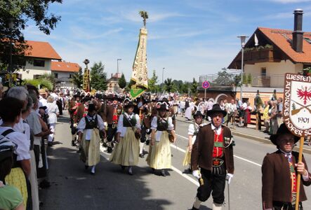 vier Marketenderinen bei Tiroler Vereinen