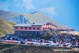 Dr.-Franz-Rehrl-Haus, links beginnt die Edelweißstraße zur Edelweißspitze, dahinter, unten, liegt das Seidlwinkltal, im Hintergrund links die Tiefe Scharte und rechts der Gamskarkogel