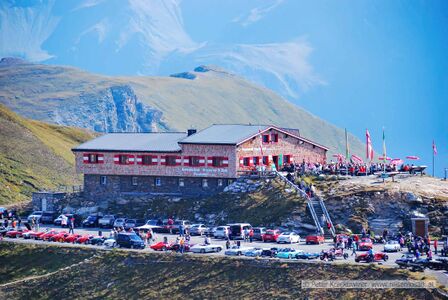 Dr.-Franz-Rehrl-Haus, links beginnt die Edelweißstraße zur Edelweißspitze, dahinter, unten, liegt das Seidlwinkltal, im Hintergrund links die Tiefe Scharte und rechts der Gamskarkogel