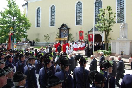 Himmelträger bei einer Fronleichnamsprozession in Thalgau samt den "Prangerdirndln"