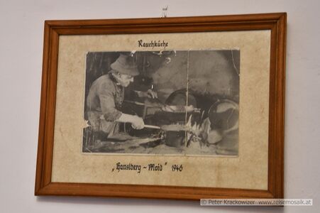 Der "Hanselberg-Moid" in der Rauchküche 1946.