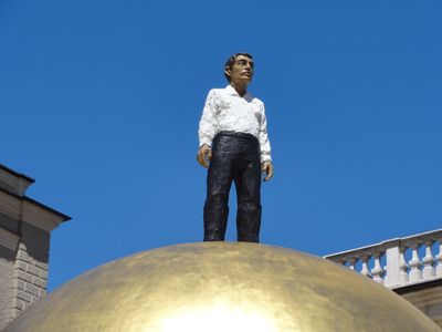 Frontalansicht: Mann auf der Kugel