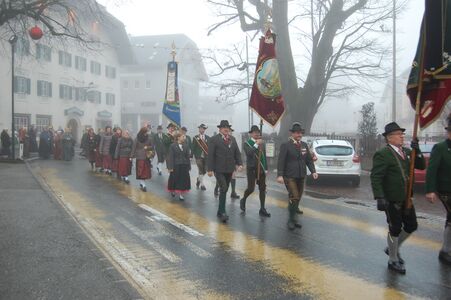 Vereinsveranstaltung in Thalgau (Jahrtag der Flachgauer Heimatvereine), hier die Reste des gelben Asphaltes in der Ortsmitte