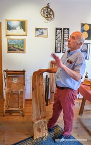 Siegfried Kopp, Kustos, erklärt das Knappenross, mit dem die Bergknappen im Winter ins Tal fuhren.