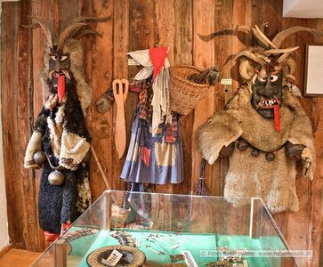 Rauriser Perchten, in der Mitte eine Schnabelpercht.