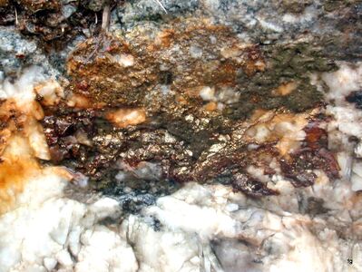 Erz (edelmetallhältiger Arsenopyrit) in Quarz, Braunfärbung durch Eiseneinfluss.