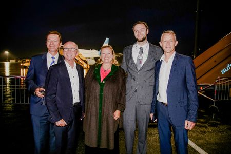 von links: Flughafendirektor Stellvertreter Rudolf Lipold, Landeshauptmann-Stellvertreter Christian Stöckl, Flughafengeschäftsführerin Bettina Ganghofer, Kapitän Bernhard Dallner Eurowings und Michael Knitter (Geschäftsführung Eurowings).