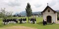 Kompaniezusammenkunft für Fotoaufnahmen bei der Herrnhubkapelle in Thalgau